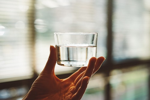 petites habitudes saines - boire un verre d'eau le matin